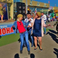 Народ веселится(9 мая на ярмарке "Юнона")... :: Sergey Gordoff