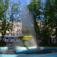 Великие Луки, фонтан, 11 мая... :: Владимир Павлов
