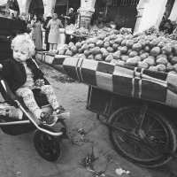 "Зрелый" покупатель на марокканском базаре... :: Александр Вивчарик