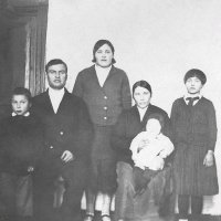 Мои дед и бабушка, их дети (1939 г.). Полина (справа) будет моей мамой. :: Юрий Поляков
