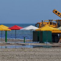новый песок,новые зонтики,чистая йодированная вода,приезжайте! :: Ксения Забара