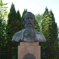 Памятник писателю М.Е.Салтыкову-Щедрину :: Александр Буянов