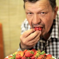 Дед помогает бабке консервировать ягоды. :: Николай Масляев