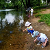 Ни песочницы, ни игрушки не нужны, была бы вода... :: Татьяна Помогалова