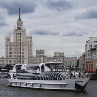 Москва-река....  Навигация  в  разгаре... :: Galina Leskova