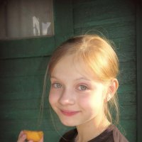 Девочка с абрикосом :: Геннадий Храмцов