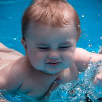 купание маленького ребенка в бассейне :: Владлен Иванов