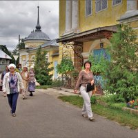 Устье.Туристы возле храмового комплекса :: Валерий Талашов
