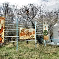 Памятник погибшим односельчанам в заброшенной деревне :: Владимир 
