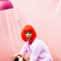 Рыжеволосая девушка на розовом фоне :: Valentina Zaytseva