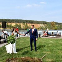Супружеская пара посадит дерево на новой набережной. :: Татьяна Помогалова
