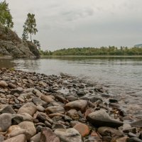 Одинокая берёзка на берегу реки... :: Сергей Герасимов