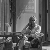 Девушка в летнем кафе :: Александр Степовой 