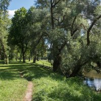 Верея - городок у реки. Набережная. :: Владимир Безбородов