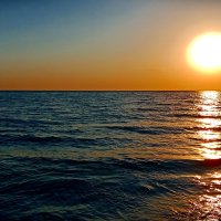 Летний вечер, берег моря, чарующий закат — вот это счастье! :: Александр Макеенков
