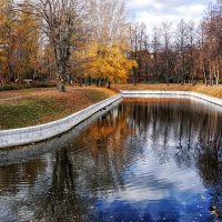 Осенний пруд в саду Мандельштама :: Valeriy(Валерий) Сергиенко