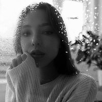 Черно-белый портрет девушки в белой кофте за стеклом с каплями воды :: Lenar Abdrakhmanov