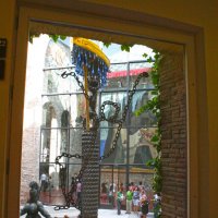 Заглянув в окно музея Сальвадора Дали. :: ИРЭН@ .