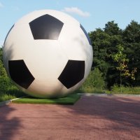 скульптура "Футбольный мяч" в сквере  Светлогорска :: elena manas