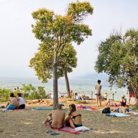 Дикий пляж. Озеро Гарда,город Сирмионе (Италия). :: Лира Цафф