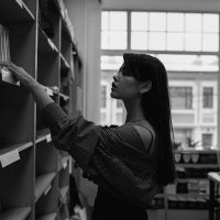 Красивая девушка в библиотеке в поисках книги :: Lenar Abdrakhmanov