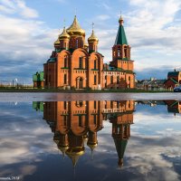 Отражение храма в луже. :: Николай Зиновьев