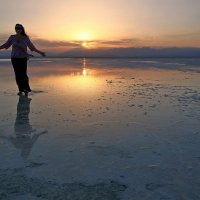 Закат на солёном озере Ассале :: Евгений Печенин