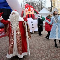 Дед Мороз со Снегурочкой приглашают танцевать. :: Татьяна Помогалова