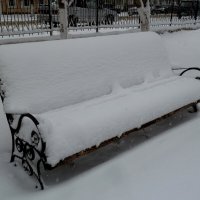22.03.20 - За день скамейка стала пуховой... А снег все идет... :: Лидия Бараблина