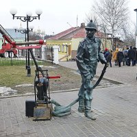 Скульптура пожарного во Владимире :: Лидия Бусурина