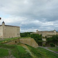 Вид от Нарвского замка (замка Германа) на Ивангородскую крепость :: Елена Павлова (Смолова)