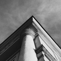 Corner of a building column against the sky :: Roman Griev