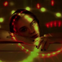 Девушка в ванной со световыми узорами на лице :: Lenar Abdrakhmanov