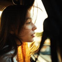 Портрет девушки с веснушками, выглядывающей в окно машины во время сильного ветра :: Lenar Abdrakhmanov