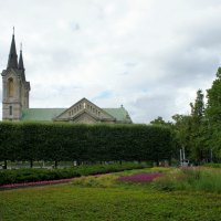 Небольшой парк с цветочными клумбами - место, где раньше стоял  Бронзовый солдат :: Елена Павлова (Смолова)
