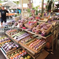 Кур Салея -цветочный рынок Ниццы  -  на прилавке все из лаванды :: Гала 