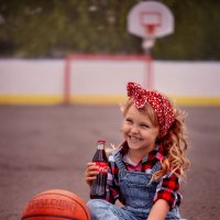 Девочка на баскетбольной площадке :: Kananphoto 