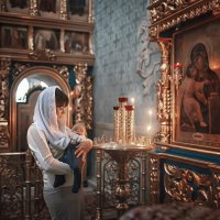 В храме мать и дитя. :: Надежда Антонова