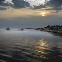 Летний закат на Ченом море :: Александр Довгий