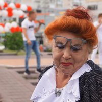 Бабушка на молодёжном празднике :: Наталия Григорьева