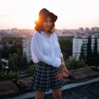 Девушка в шляпе и белой рубашке на крыше на фоне заката :: Lenar Abdrakhmanov