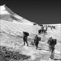 К перевалу (мы - начинающие альпинисты, и это наш первый  перевал). 1969 год :: Владимир 