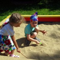 Саша с подружкой играют в песочке. :: Елизавета Успенская