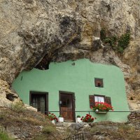дом в скале :: vladimir 