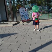 Девочка в зелёном шарике... :: Георгиевич 