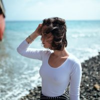Девушка в белой футболке без белья стоит на берегу моря :: Lenar Abdrakhmanov