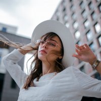 Портрет девушки в очках в белом платье и белой шляпе во время сильного ветра в парке :: Lenar Abdrakhmanov