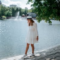 Девушка в белом платье и белой шляпе гуляет по берегу парка :: Lenar Abdrakhmanov