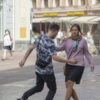 Танцуя на улице*** :: Александр Степовой 