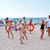 Танцы на пляжи под хит сезона "Пчеловод" :: Татьяна Помогалова